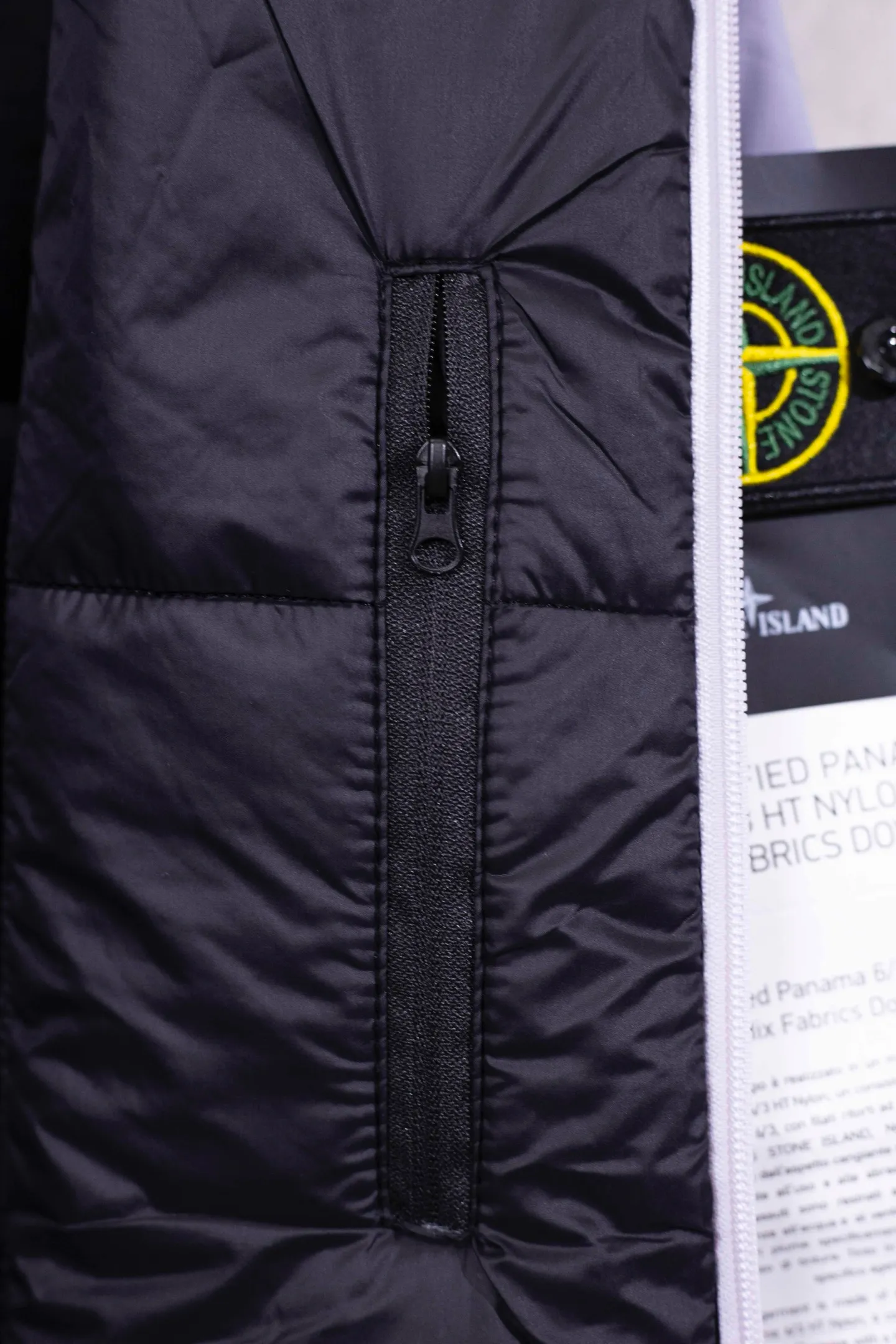 P350 Stone lsland/Stone Island's new urban outdoor lightweight hooded cotton jacket for couples in contrasting colors Size: S-XXL Color: Carbon Black Blue Copper Girly Pink Lilac Product Introduction: Go to the island safely, refuse heavy restraints, and redefine winter warmth with lightweight design!  From urban commuting to light outdoor use, it has the core advantage of being lightweight and warm, and comes in 4 different colors to satisfy all your imagination of winter wear. This winter, let “lightness and warmth” become the main theme of your outfit!